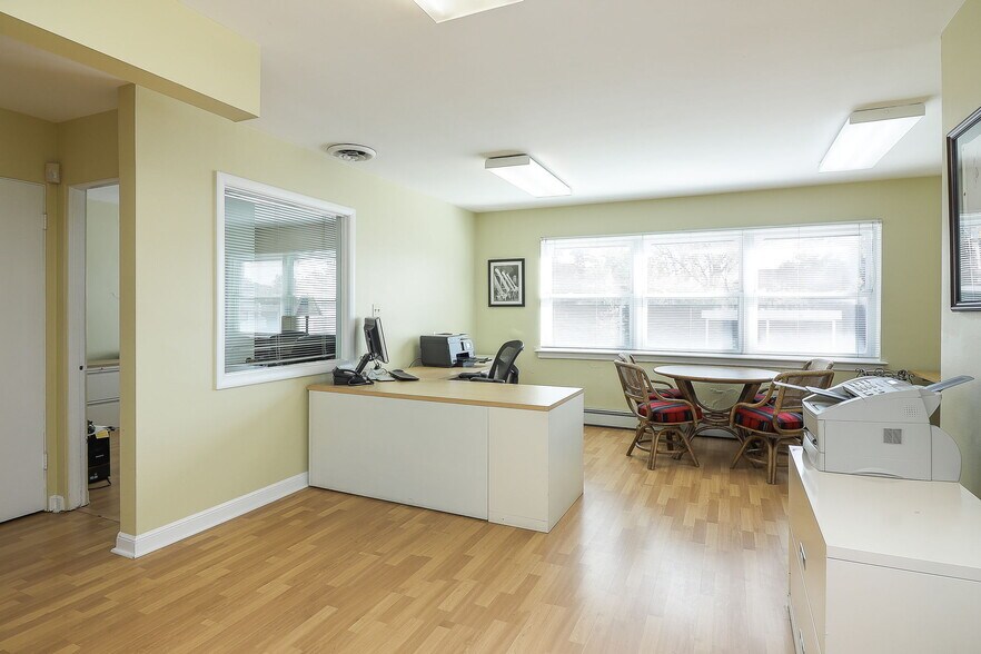 More Photos Of 152 Burlington Ave, Clarendon Hills Storefront Retail Office For Lease