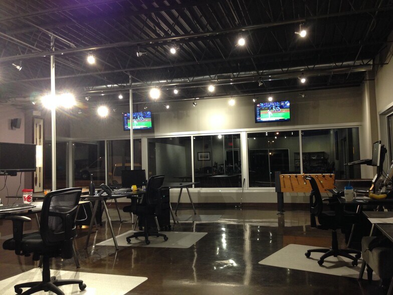 More Photos Of 7512 W 80th St, Overland Park Storefront For Lease