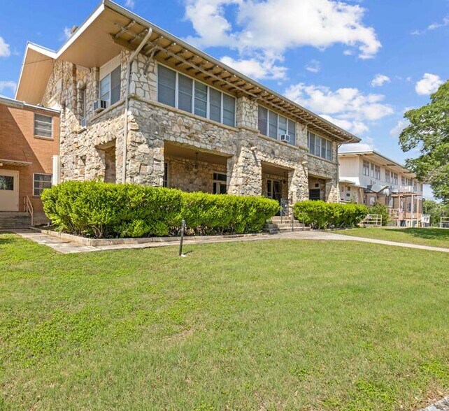 More Photos Of 316 W Highland Dr, Boerne Office For Sale