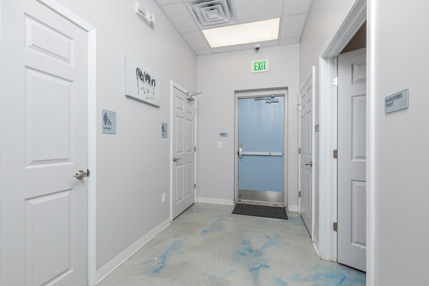 More Photos Of 2219 County Road 220, Middleburg General Retail For Sale