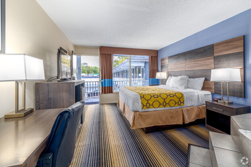 More Photos Of 710 Market St, Cheraw Hotel For Sale