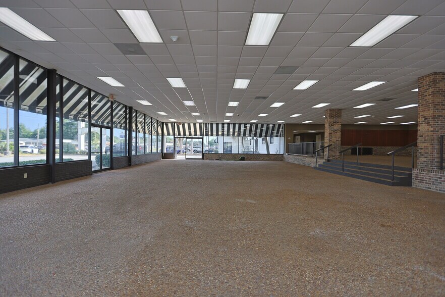 More Photos Of 705 N New Warrington Rd, Pensacola Auto Repair For Lease