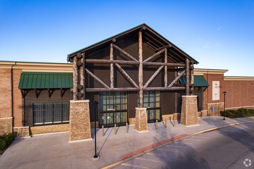 More Photos Of 1400 S Randall Rd, Algonquin Freestanding For Lease