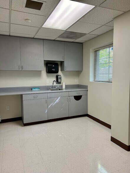 More Photos Of 1390 Biddle Rd, Medford General Retail For Lease