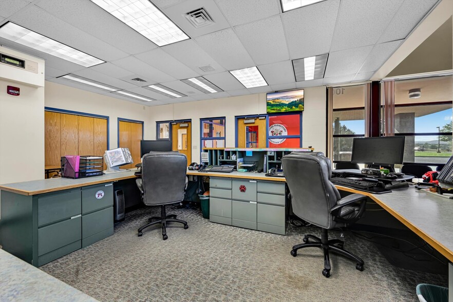More Photos Of 2835 Mountain View Dr, Bath Office For Sale