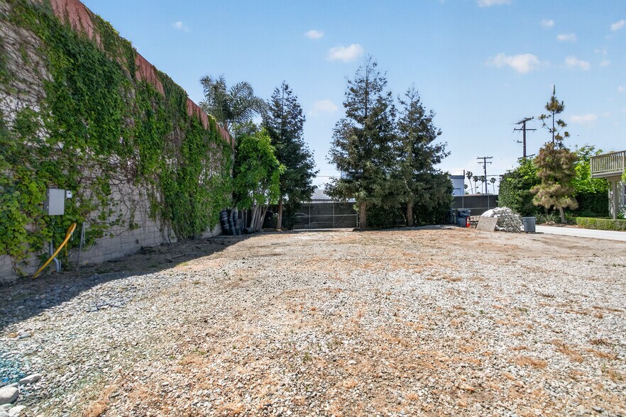 More Photos Of 17066 Palmdale Ln, Huntington Beach Contractor Storage Yard For Sale