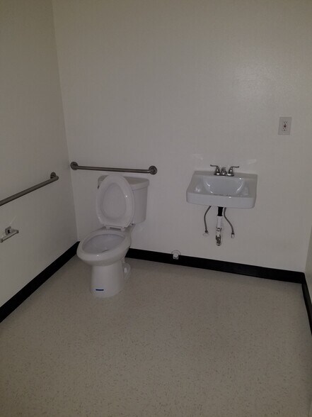 More Photos Of 1345 N Fitzgerald Ave, Rialto Warehouse For Lease