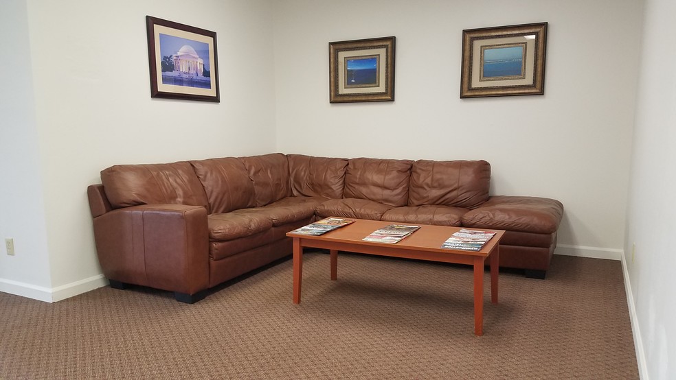 More Photos Of 515 Woodcrest Dr, Bloomington Medical For Lease