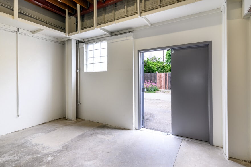 More Photos Of 2037 E Thompson Blvd, Ventura Storefront Retail Office For Lease