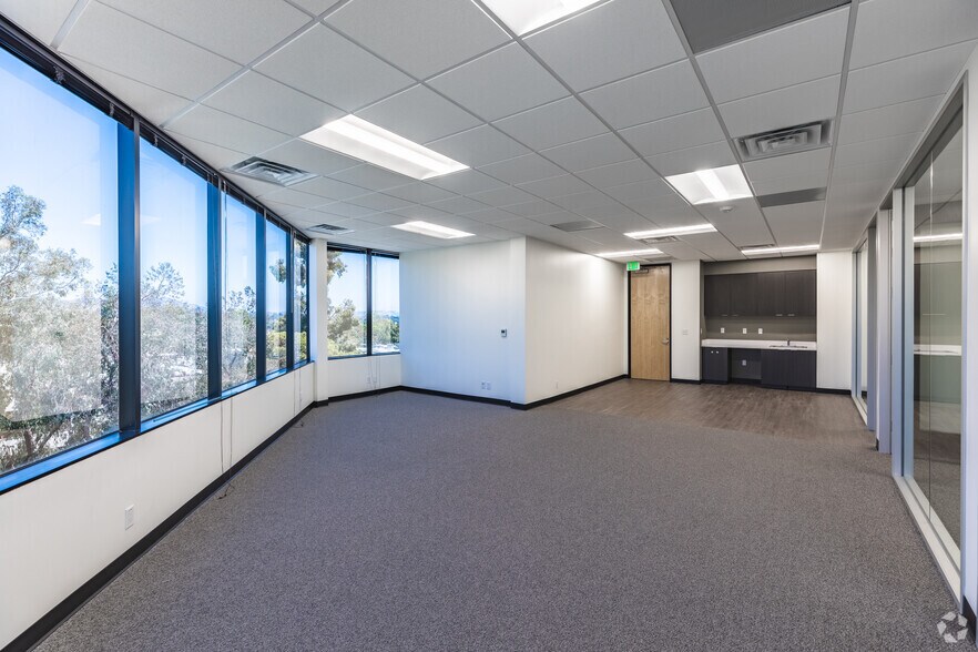 More Photos Of 5575 Ruffin Rd, San Diego Unknown For Lease