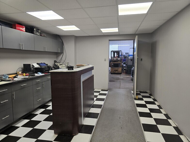 More Photos Of 7525 N Wolcott Ave, Chicago General Retail For Sale