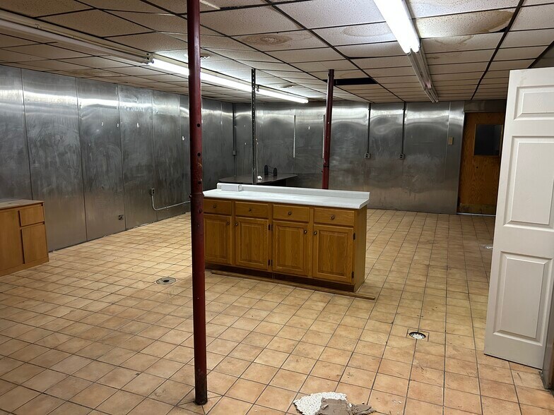 More Photos Of 418 3rd Ave, Ford City Light Distribution For Lease