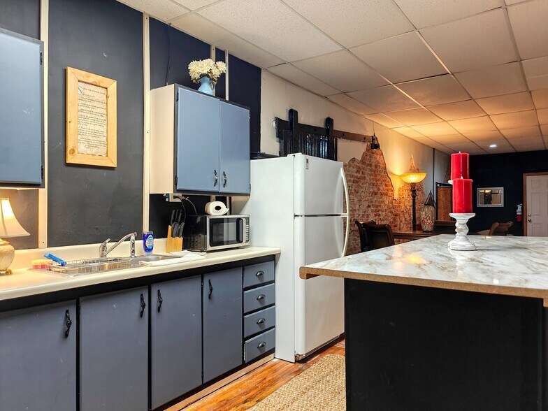 More Photos Of 121 N Poplar St, Paris Storefront Retail Residential For Sale