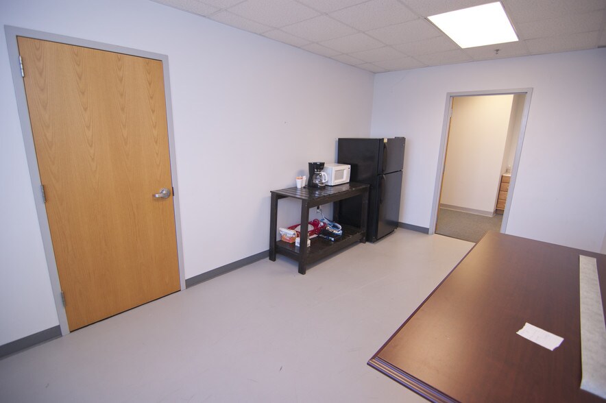 More Photos Of 95-101 Arco Dr, Saint Charles Warehouse For Sale