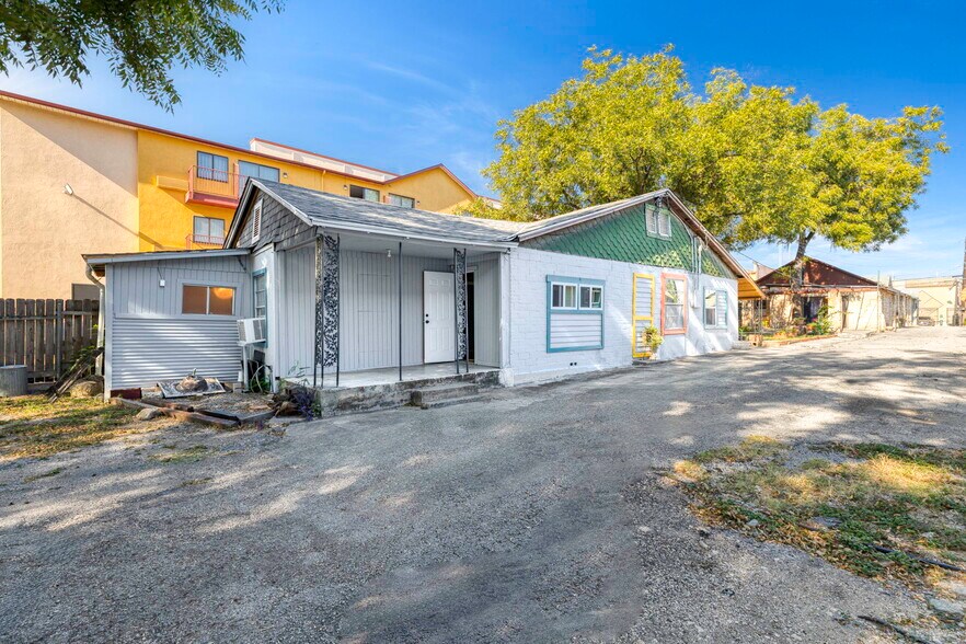 More Photos Of 926 S Laredo St, San Antonio Service For Sale