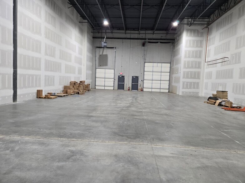 More Photos Of 2884-2900 NE Independence Ave, Lee's Summit Showroom For Lease