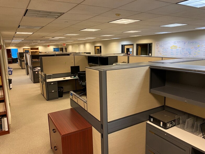 More Photos Of 633 Third Ave, New York Office For Sale