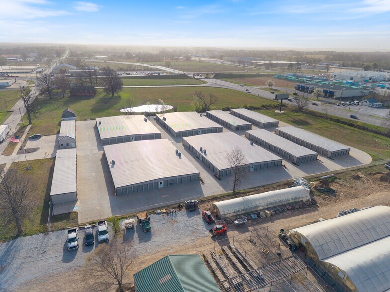 More Photos Of 1110 E Kenwood St, Siloam Springs Self Storage For Lease