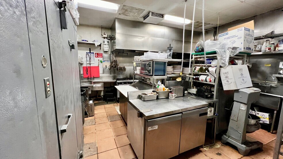 More Photos Of 3001-3021 S Figueroa St, Los Angeles Restaurant For Lease