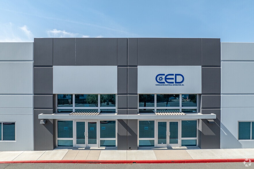 More Photos Of 975 Marlborough Ave, Riverside Showroom For Lease