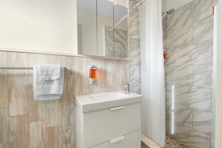 More Photos Of 312 Minnesota St, Hollywood Hotel For Sale