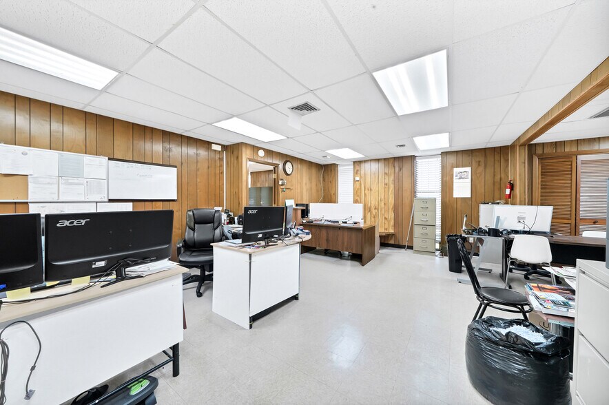 More Photos Of 1313 Cedar Post Ln, Houston Warehouse For Sale