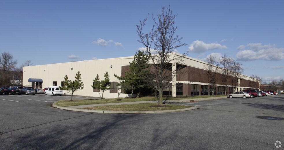 Primary Photo Of 425 Raritan Center Pky, Edison Warehouse For Lease