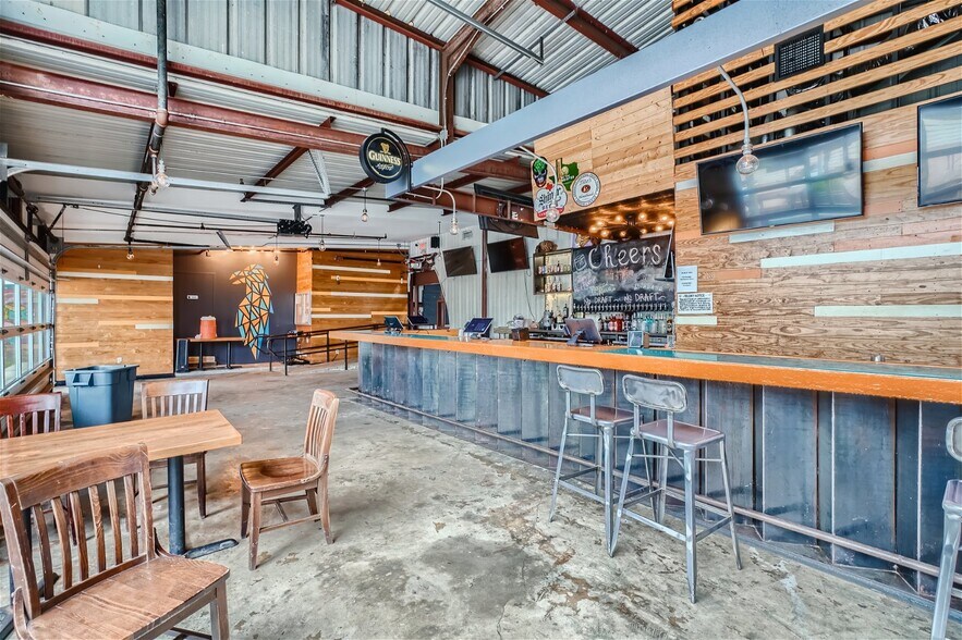 More Photos Of 310 North St, Houston Bar For Lease