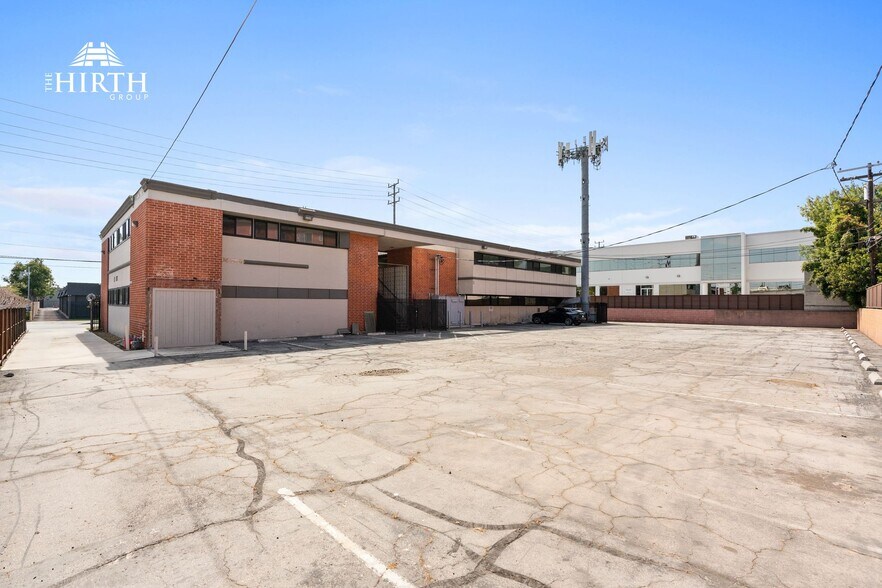 More Photos Of 8621 Bellanca Ave, Los Angeles Office For Sale