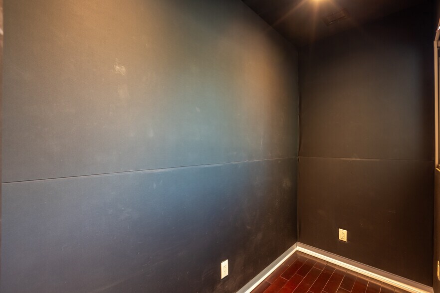 More Photos Of 3058 N Lima St, Burbank Warehouse For Sale