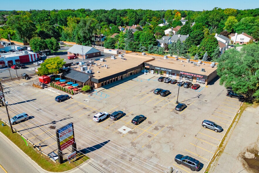 More Photos Of 1110-1126 N Pontiac Trail, Walled Lake Freestanding For Lease