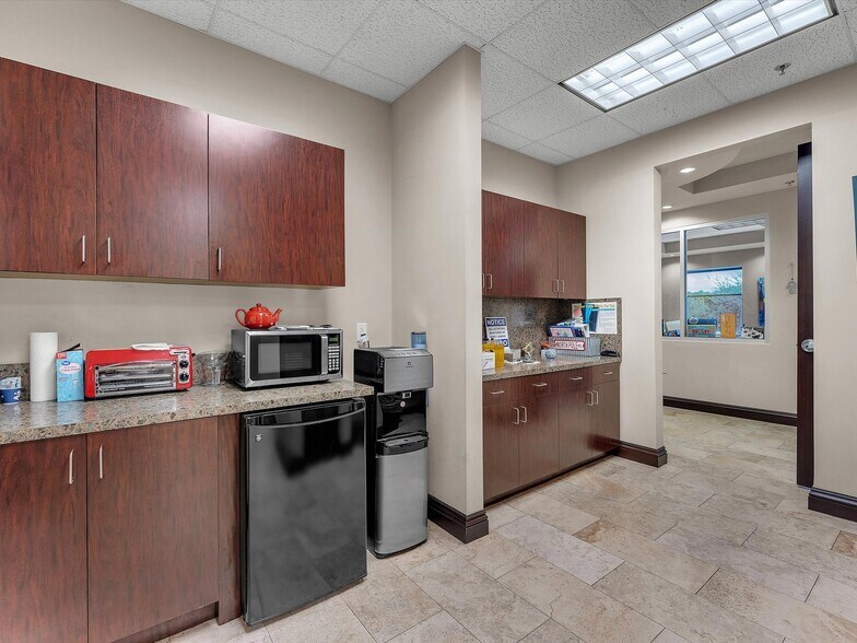 More Photos Of 2260 NW 114th Ave, Doral Warehouse For Lease