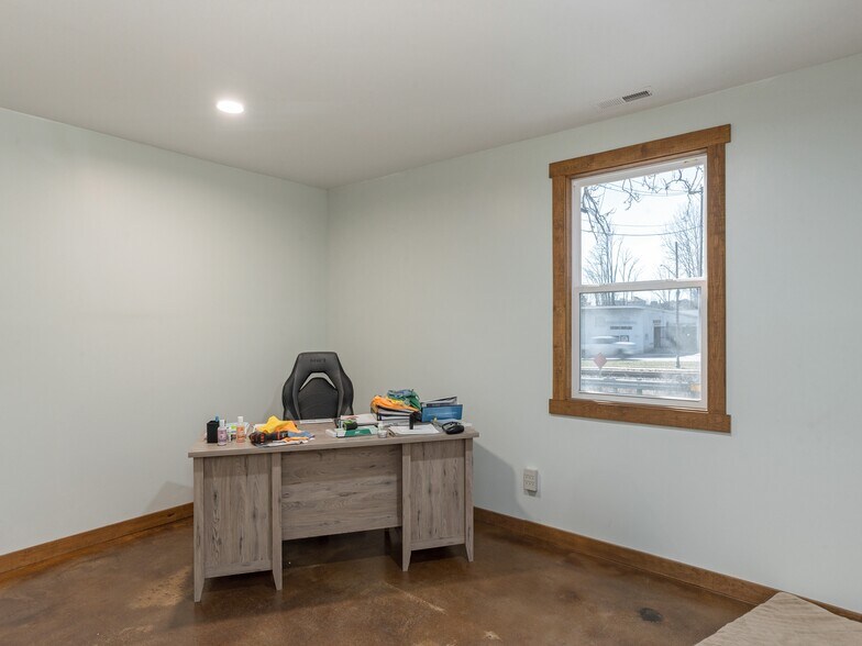 More Photos Of 445 6th E ave, Hendersonville Light Distribution For Sale