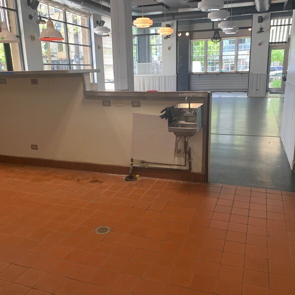 More Photos Of 1700 W Division St, Chicago Apartments For Lease