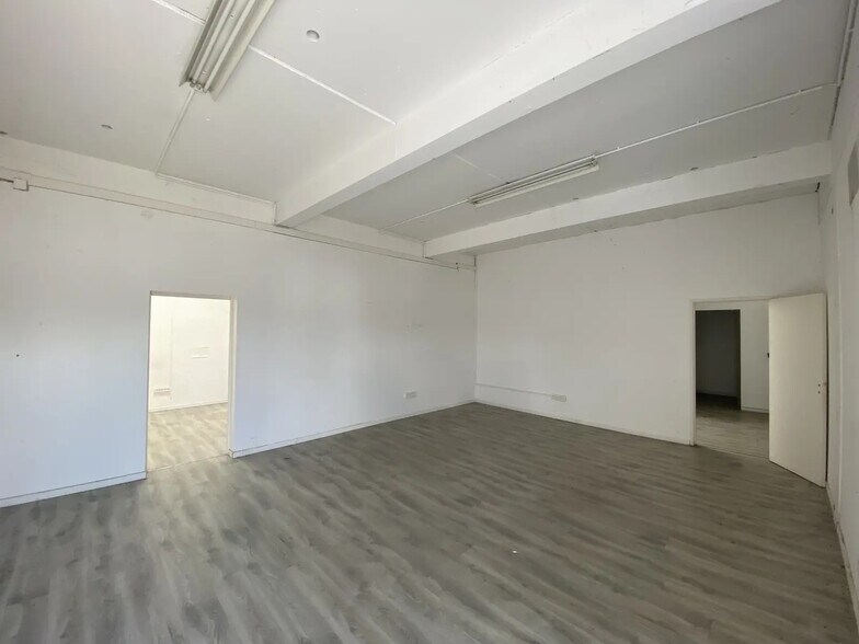 More Photos Of 10 Avenue Des Trois Cardinaux, Bordeaux Flex For Lease