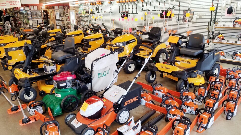 More Photos Of 3954 W Main St, Salem Freestanding For Lease