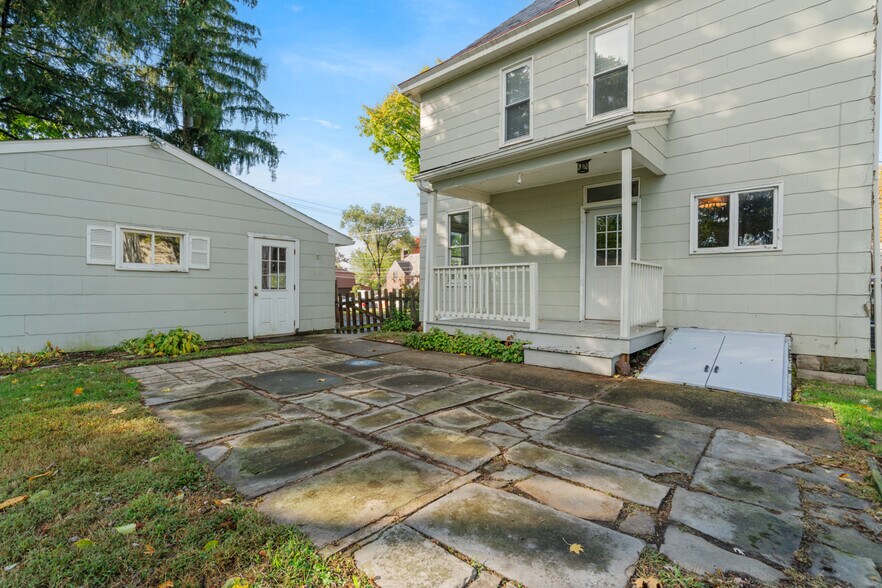 More Photos Of 228 S Clay St, Zelienople Office For Sale