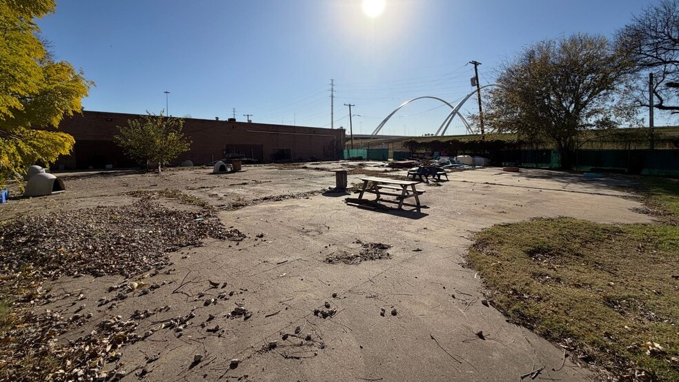 More Photos Of 310 Rock Island St, Dallas Flex For Lease