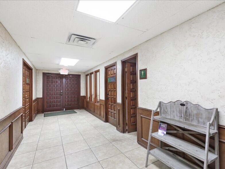 More Photos Of 2020 W Northwest Hwy, Grapevine Office For Lease