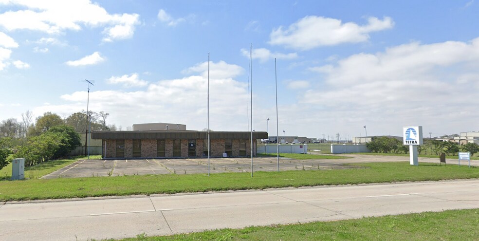 More Photos Of 3019 W Admiral Doyle Dr, New Iberia Flex For Lease