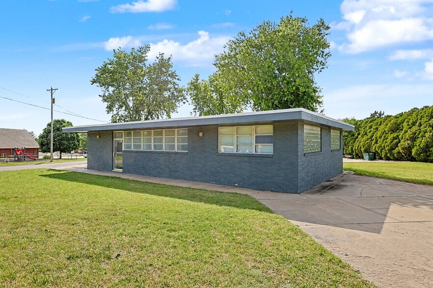More Photos Of 1601 N State St, Augusta Office For Sale