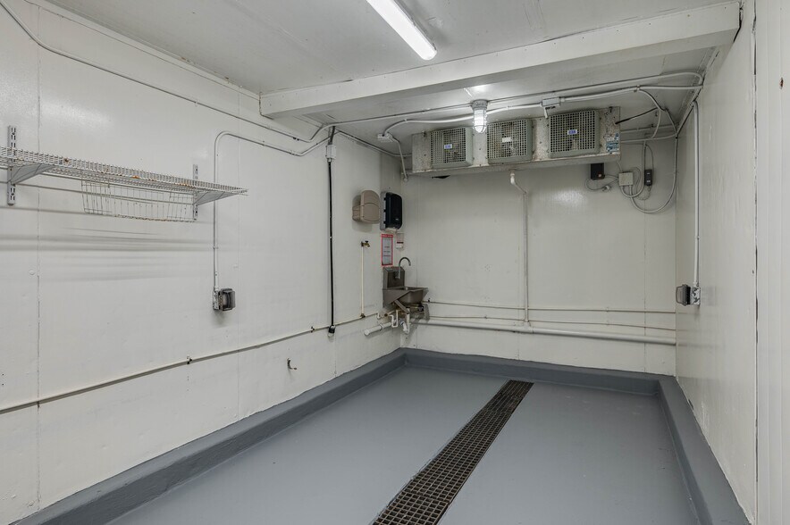 More Photos Of 174 NW 9th ave, Mulberry Distribution For Sale