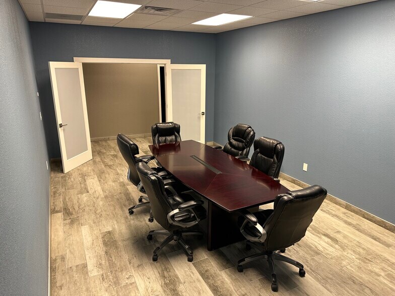 More Photos Of 609 S 4th Ave, Mansfield Showroom For Lease