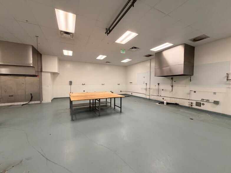 More Photos Of 3975 Landmark St, Culver City Warehouse For Lease