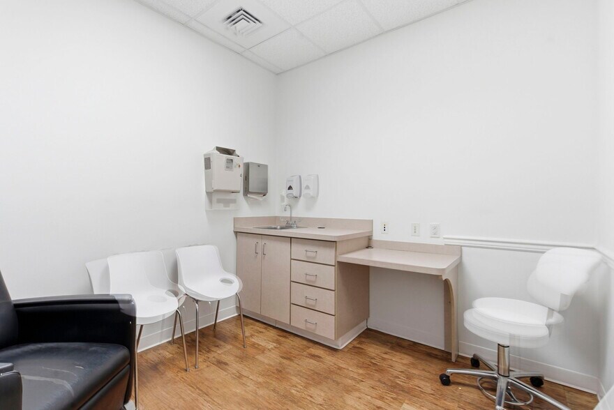 More Photos Of 5552 N Farmer Branch Rd, Ozark Office For Sale