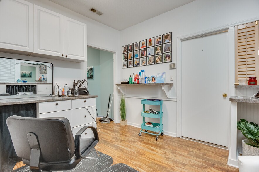 More Photos Of 411 Western Blvd, Jacksonville Office For Sale