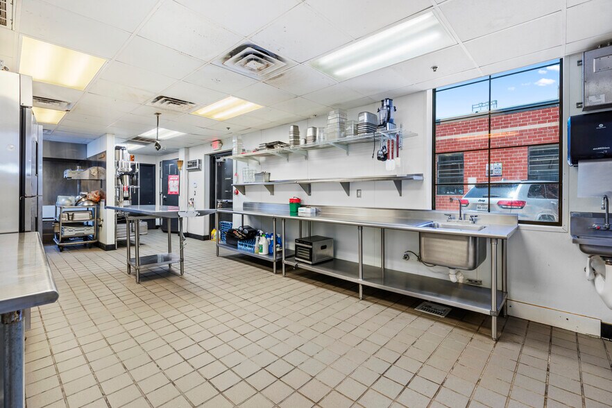 More Photos Of 208 S Castell Ave, New Braunfels Restaurant For Lease