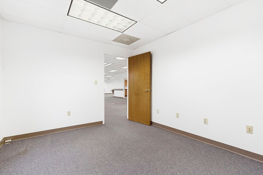 More Photos Of 718 N Martin St, East Prairie Office For Sale
