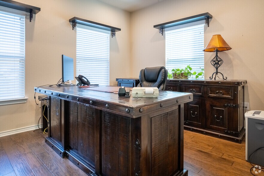 More Photos Of 1464 E Whitestone Blvd, Cedar Park Unknown For Lease