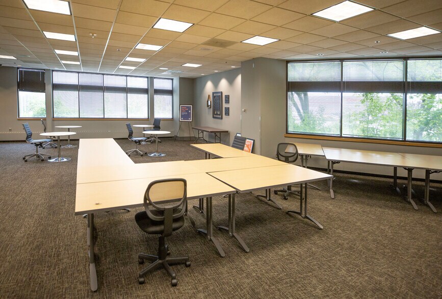 More Photos Of 1 Oak Ridge Dr, Chaska Hotel For Lease